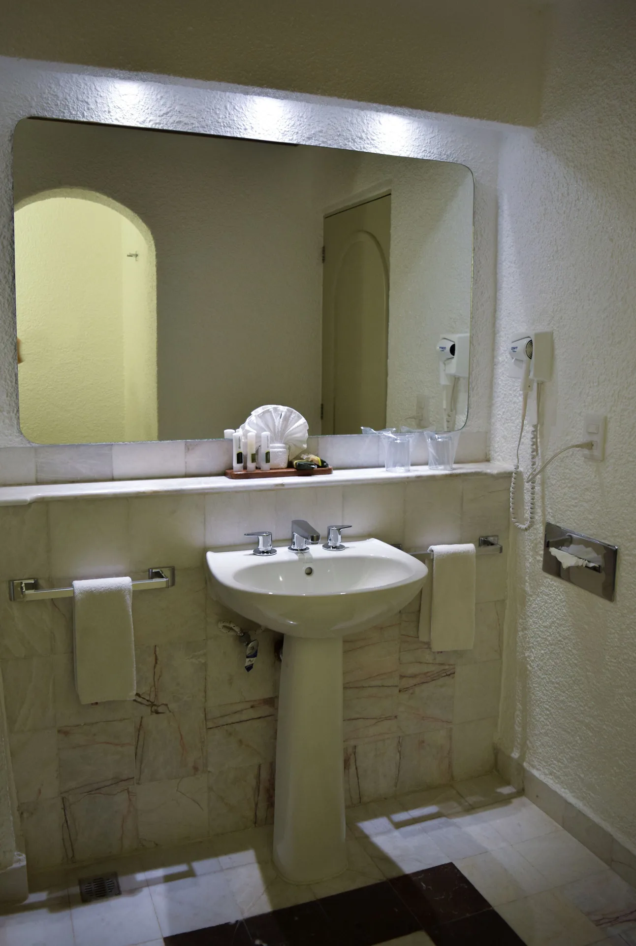 Junior Room bathroom vanity with pedestal sink and large mirror at Tesoro Manzanillo.