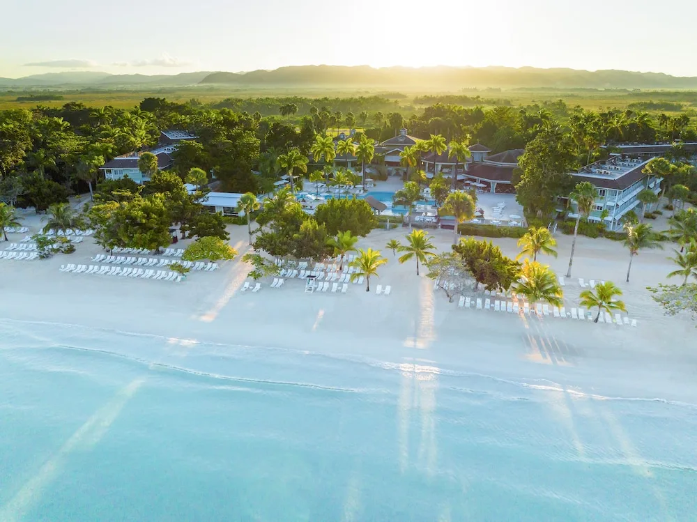 Couples Negril adults-only all-inclusive resort with Bloody Bay beach setting and romantic atmosphere