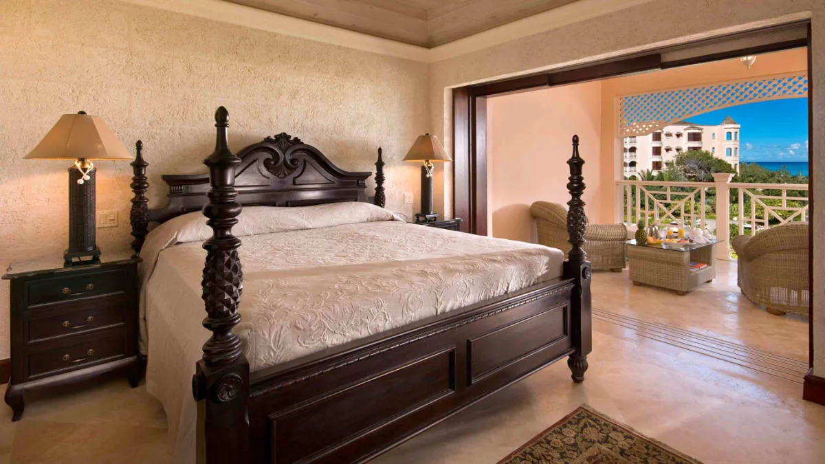 One Bedroom Deluxe Suite Official 3