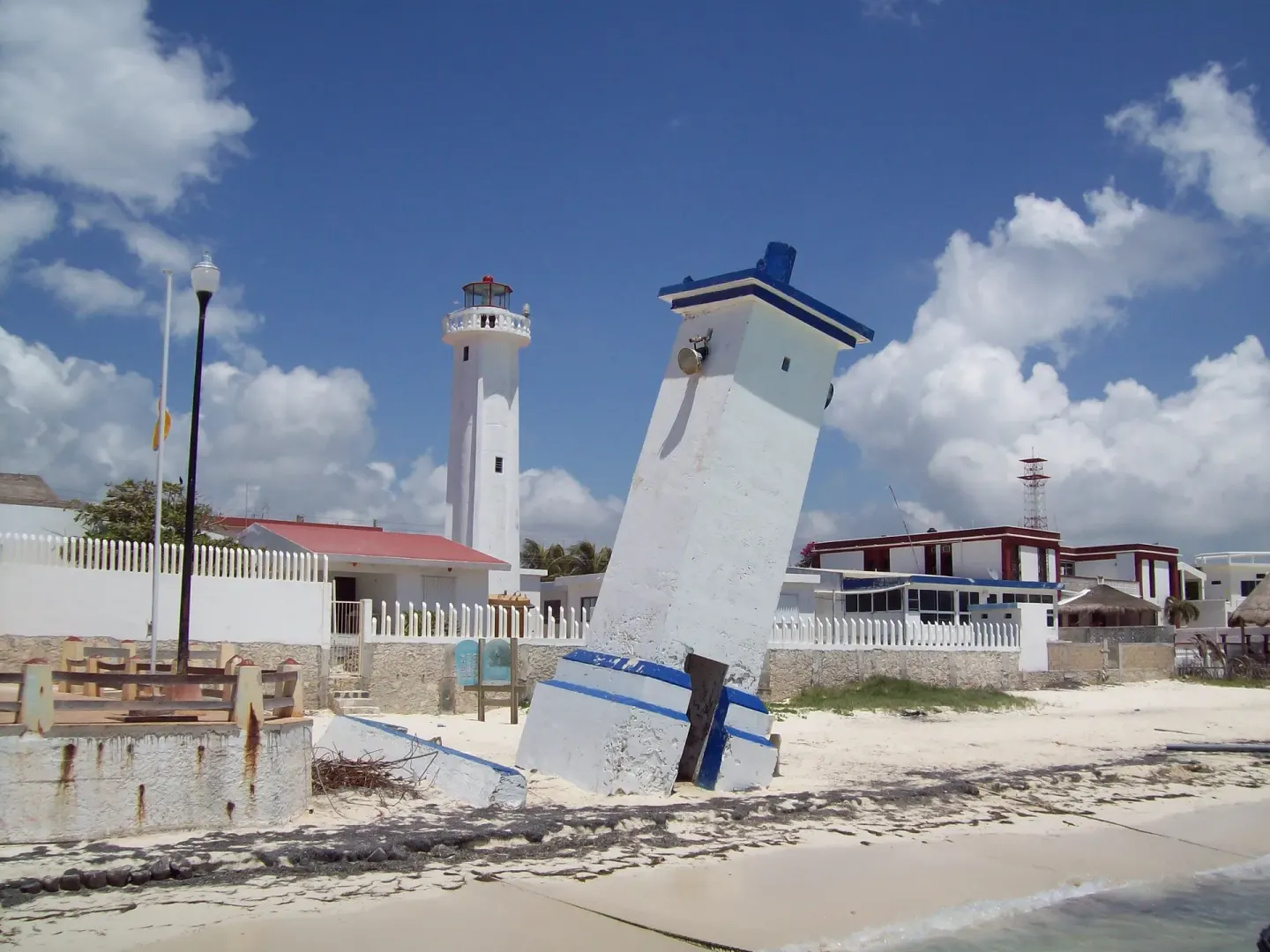 Faro Inclinado 15 Min Walk