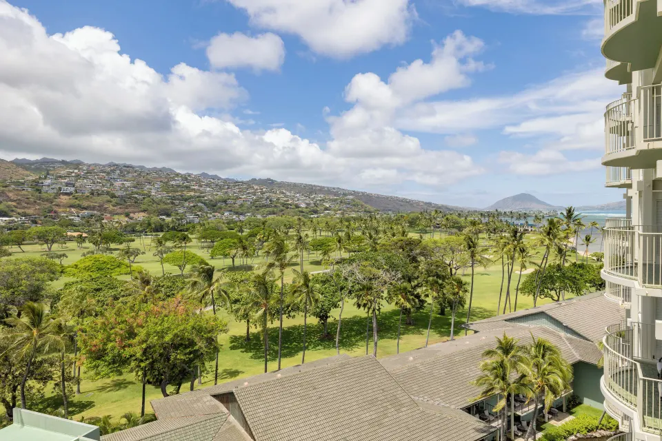 Golf Mountain View outlook over fairways and coast at The Kahala Hotel & Resort.