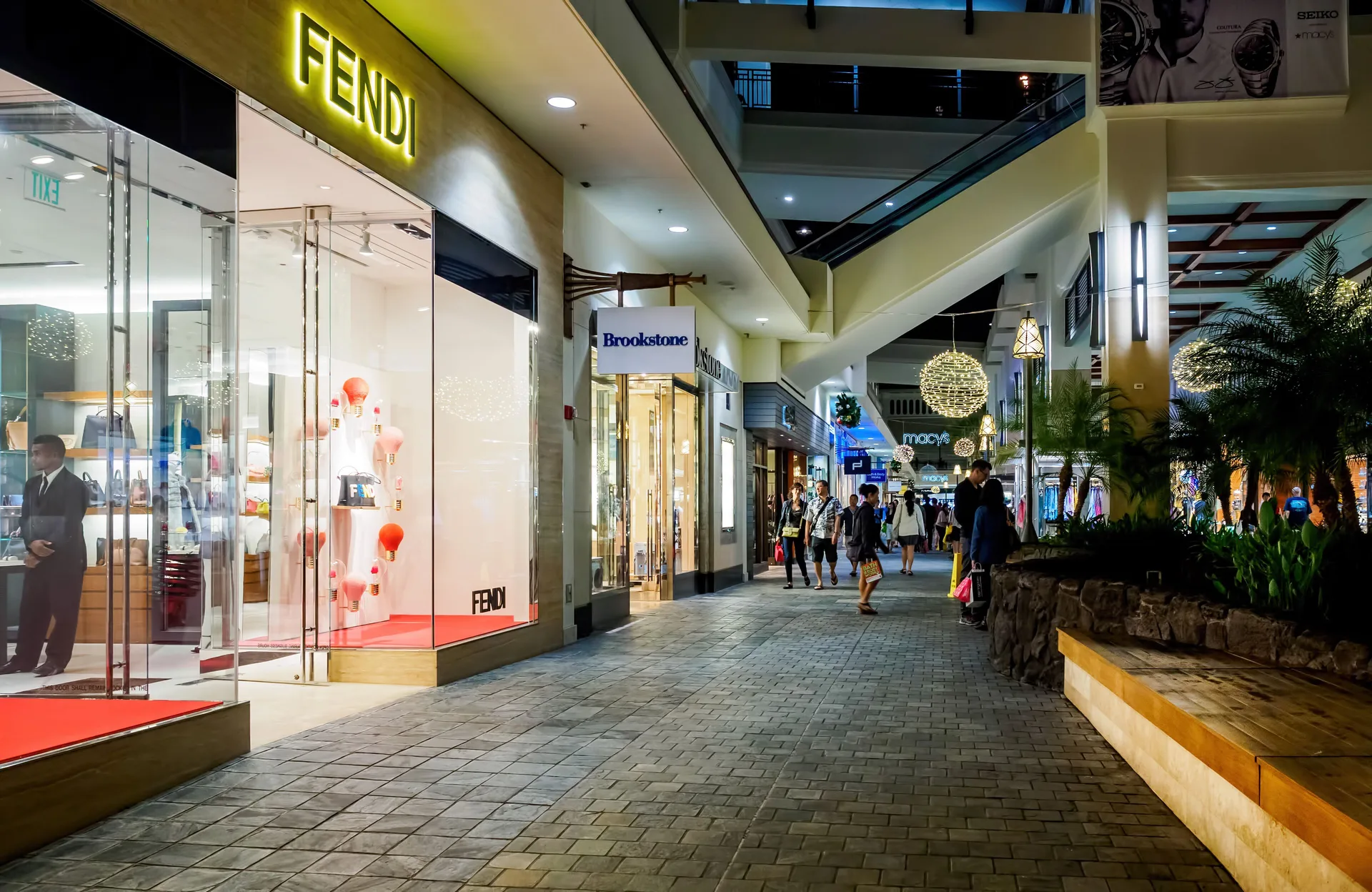 Open-air shopping walkway near The Laylow Waikiki, Autograph Collection.