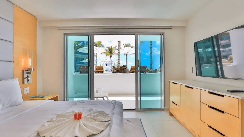Poolview Guestroom Official 4