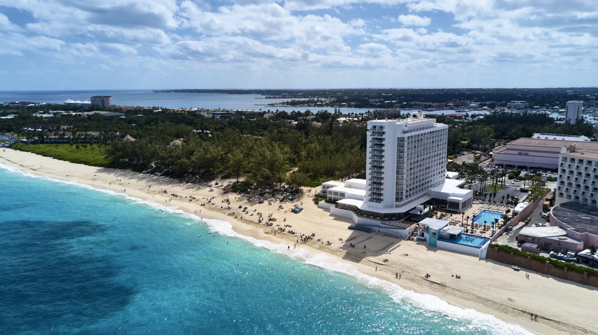 Hotel Riu Palace Paradise Island beachfront all-inclusive resort with pools and ocean views