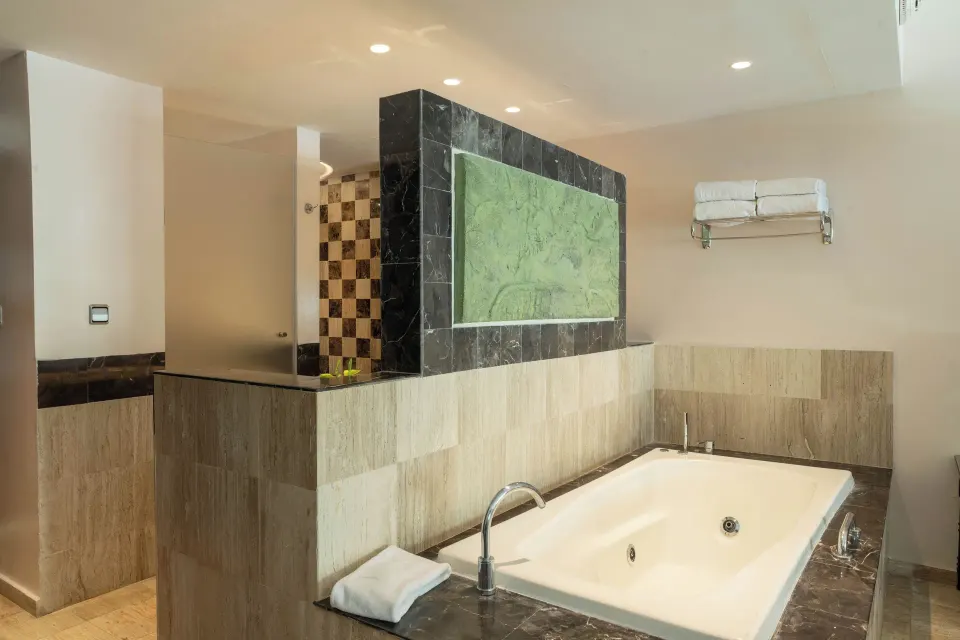 Junior Suite Swim Up bathroom with soaking tub at TRS Turquesa Hotel.