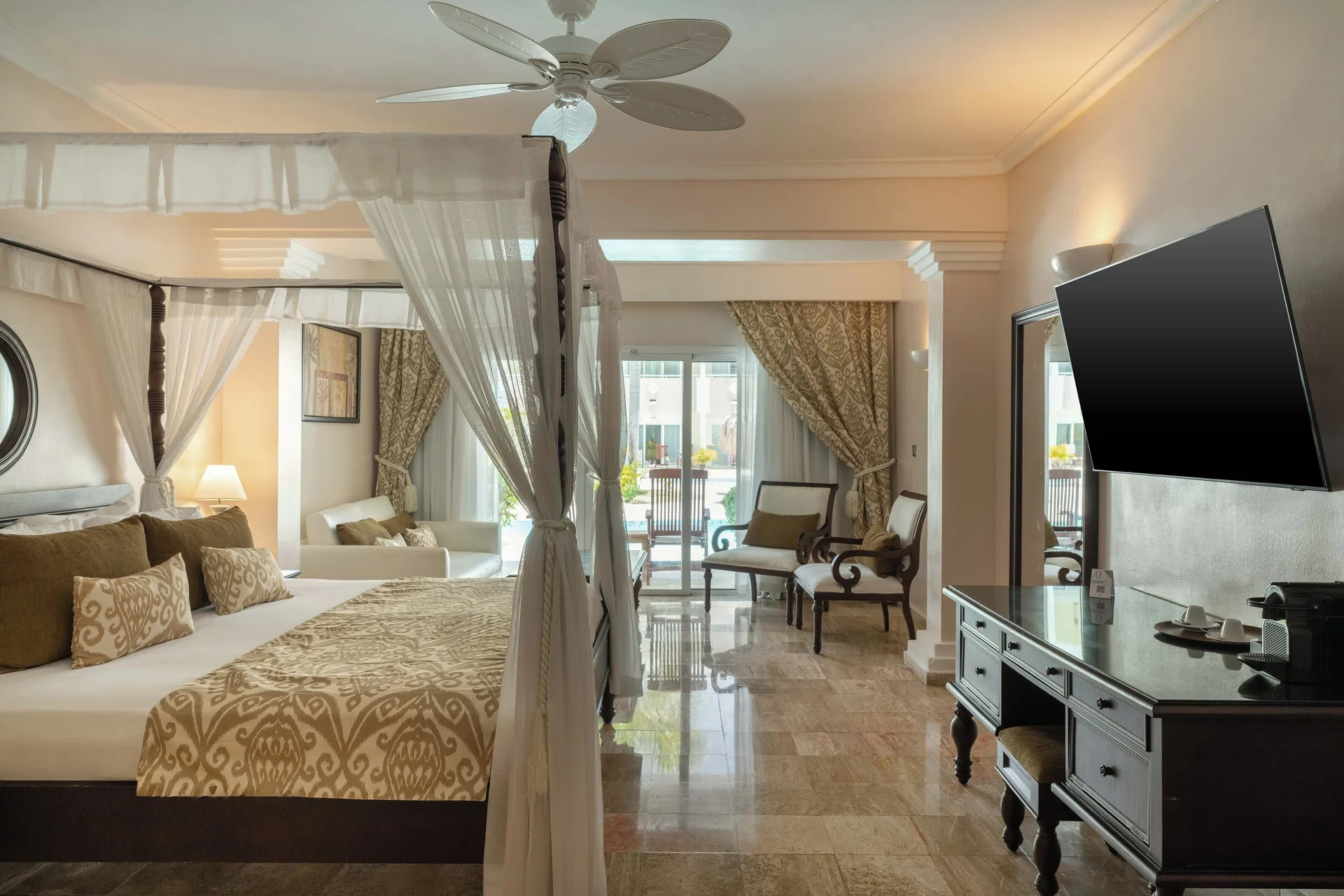 Junior Suite Swim Up king bed facing the terrace at TRS Turquesa Hotel.