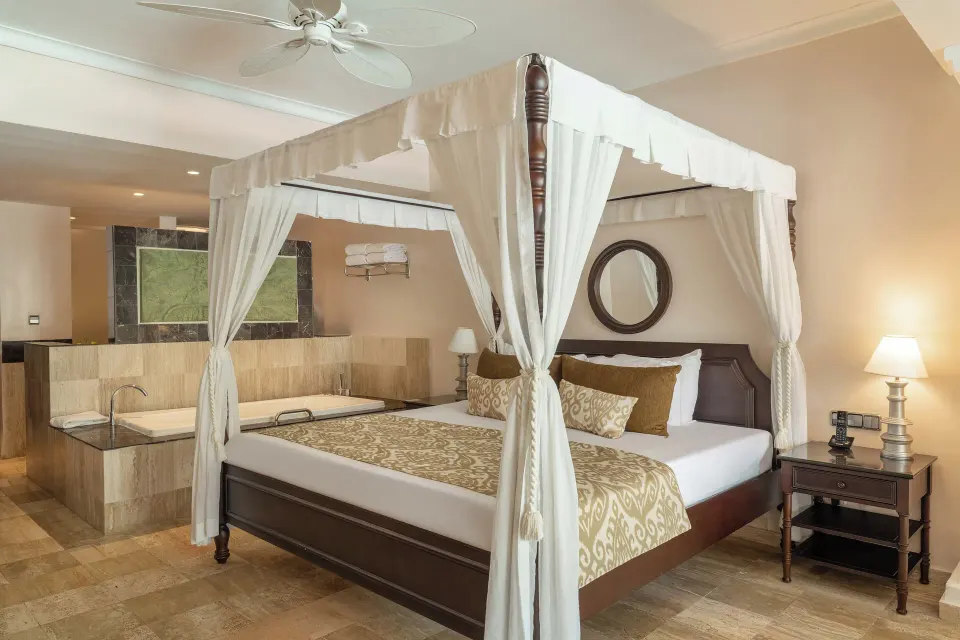 Junior Suite Swim Up king bed with in-room tub at TRS Turquesa Hotel.