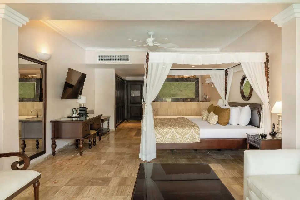Junior Suite Swim Up king bed and seating area at TRS Turquesa Hotel.