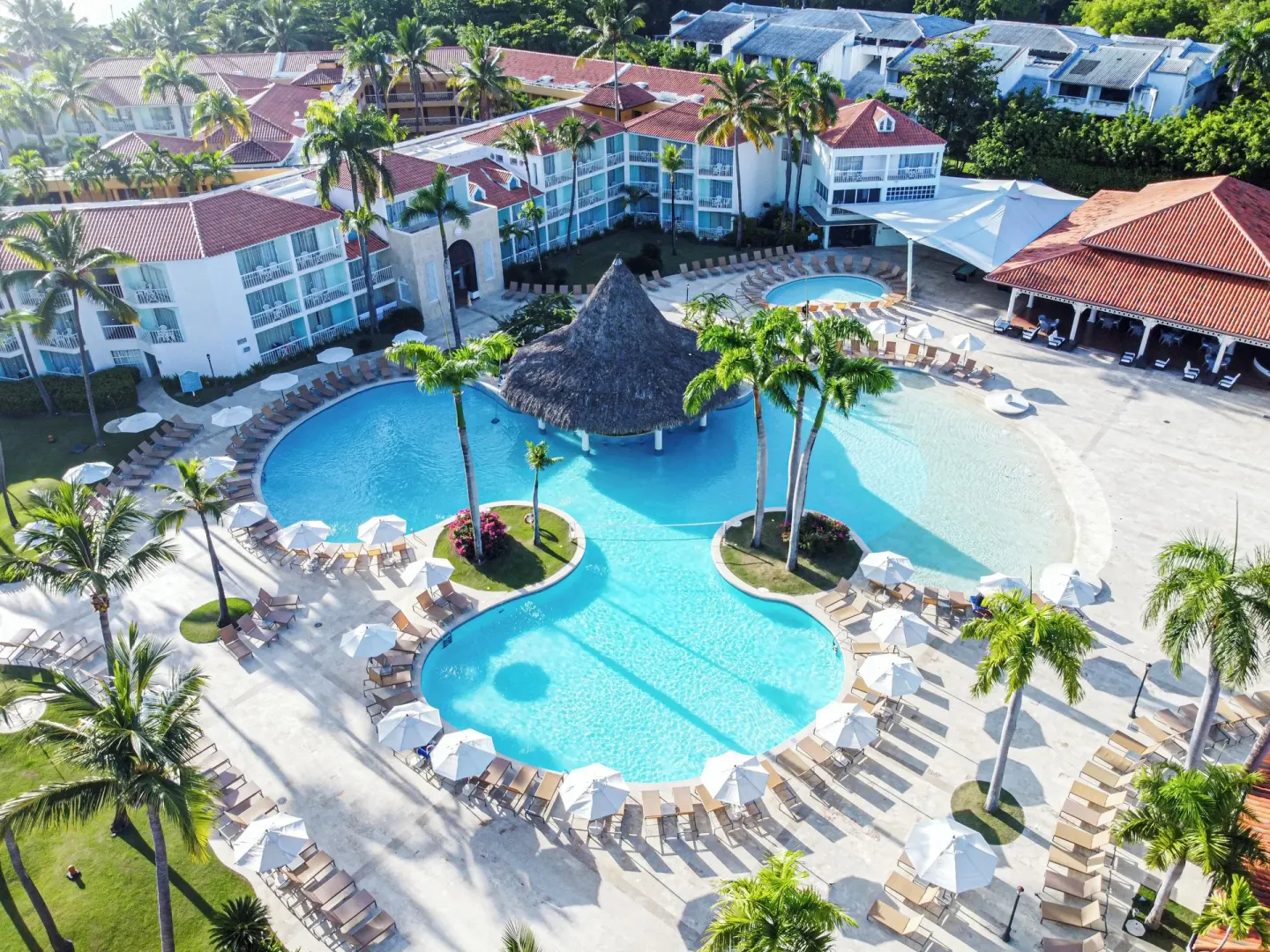 Aerial view of the main pool, palms and resort buildings at VH Gran Ventana Beach Resort.