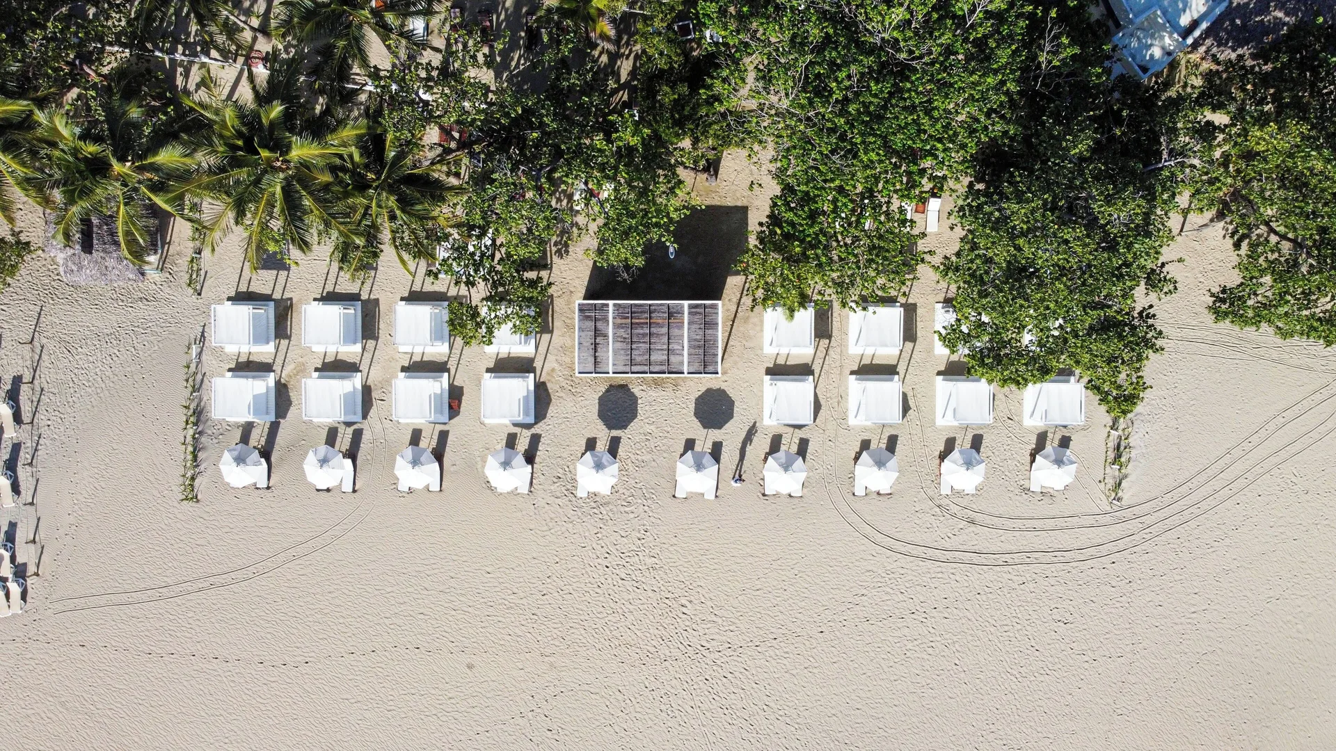 Overhead view of beach daybeds and umbrellas at VH Gran Ventana Beach Resort.
