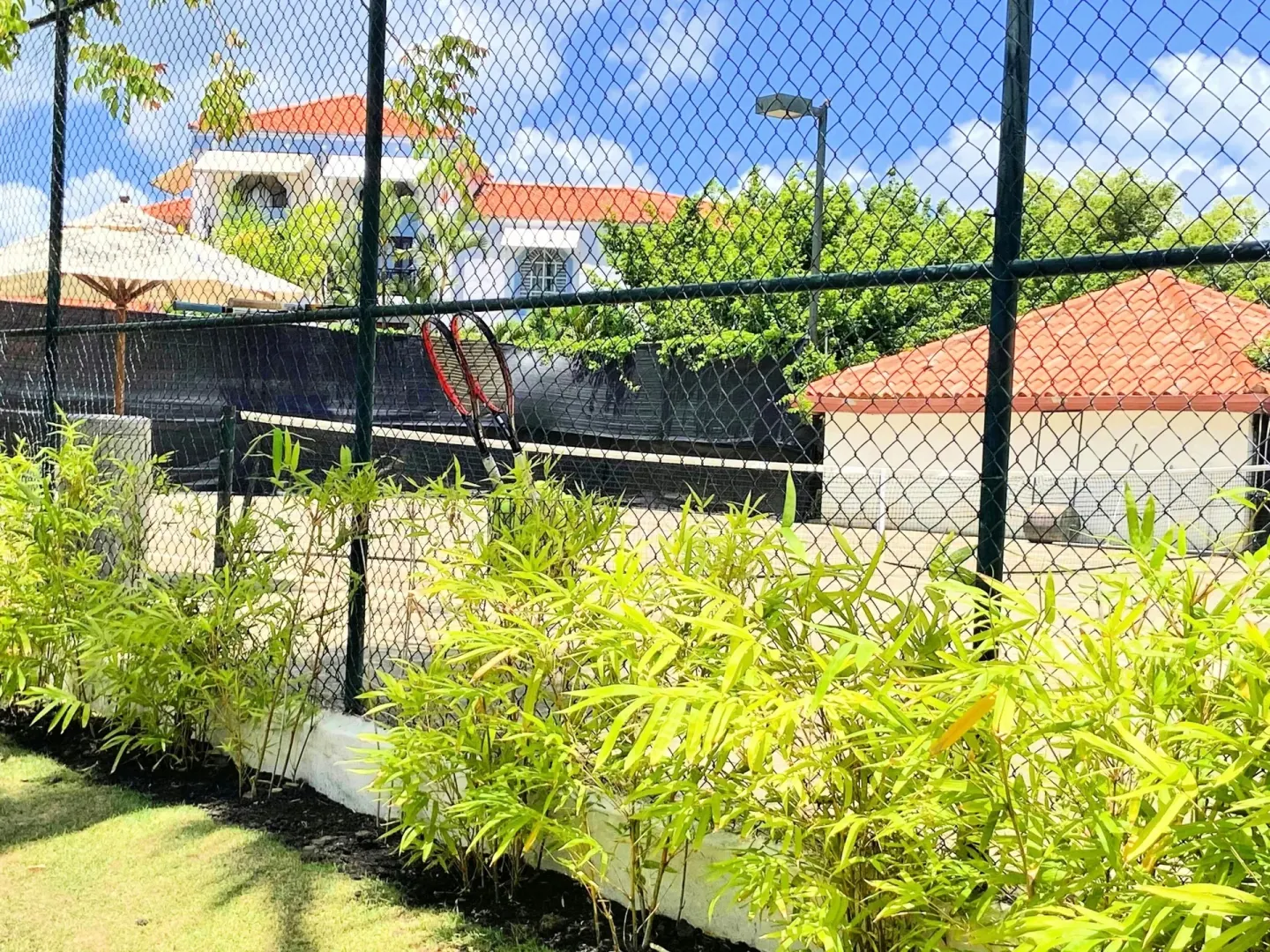 Tennis court behind a fence at VH Gran Ventana Beach Resort.
