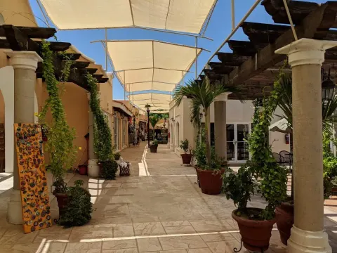 Plaza Artesanos 1 Min Drive