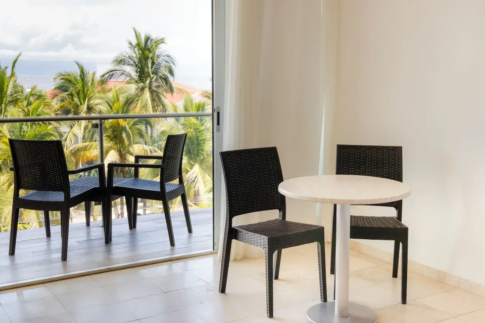 Balcony and indoor table with chairs in a guest room at Villa Varadero.