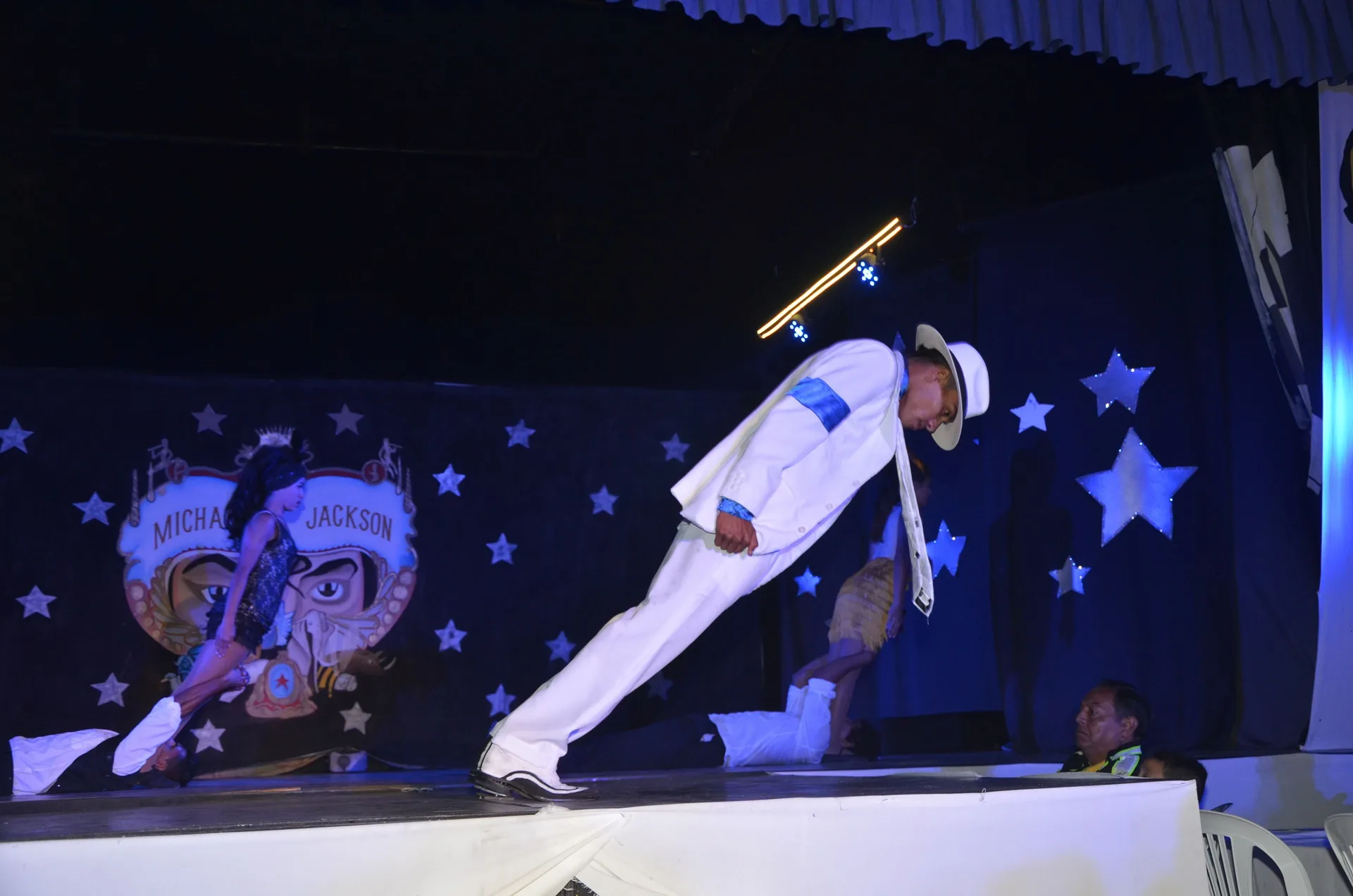 Costumed performer leaning forward on a stage at Vista Playa de Oro Manzanillo.