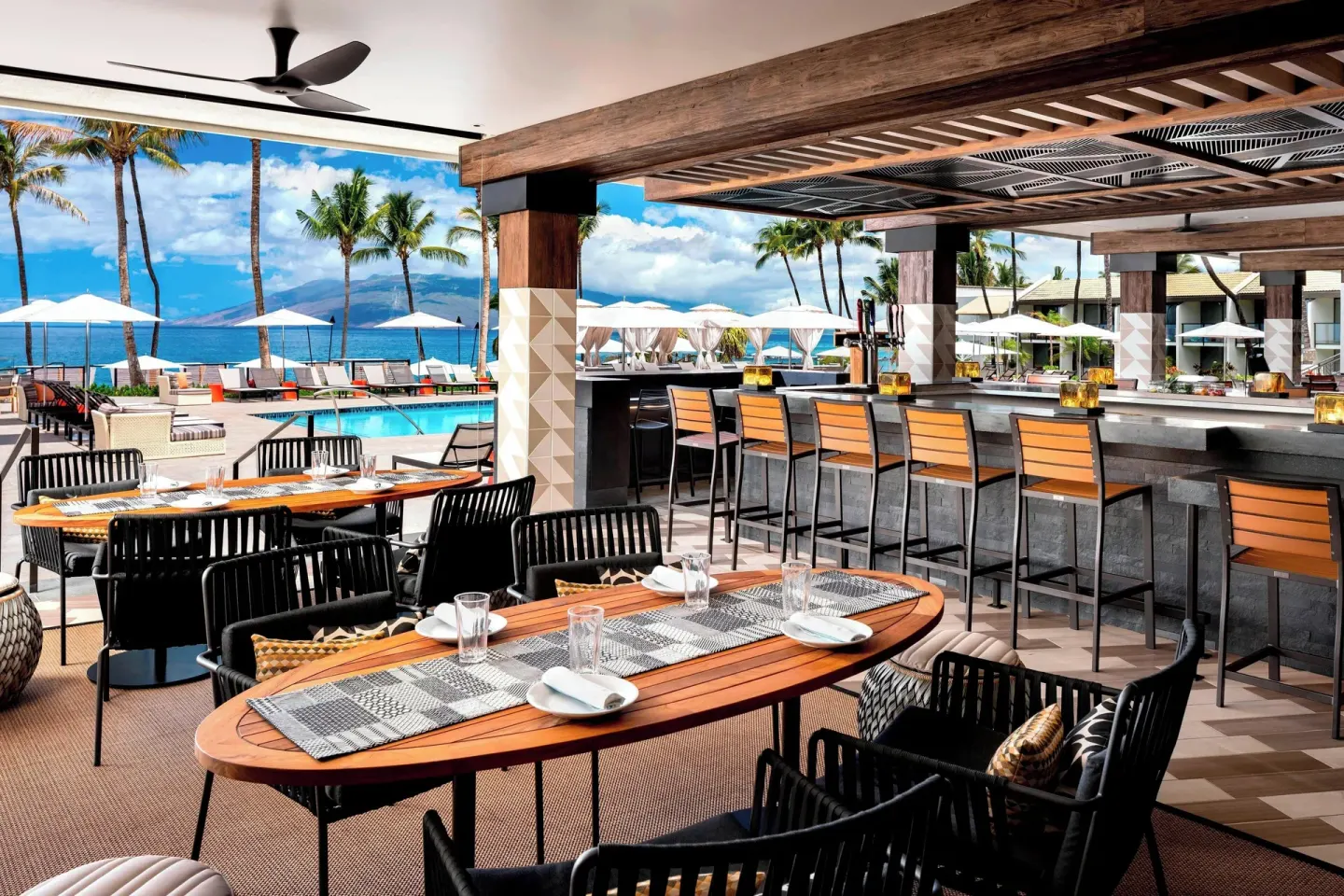 Poolside bar and dining area at Wailea Beach Resort - Marriott, Maui.