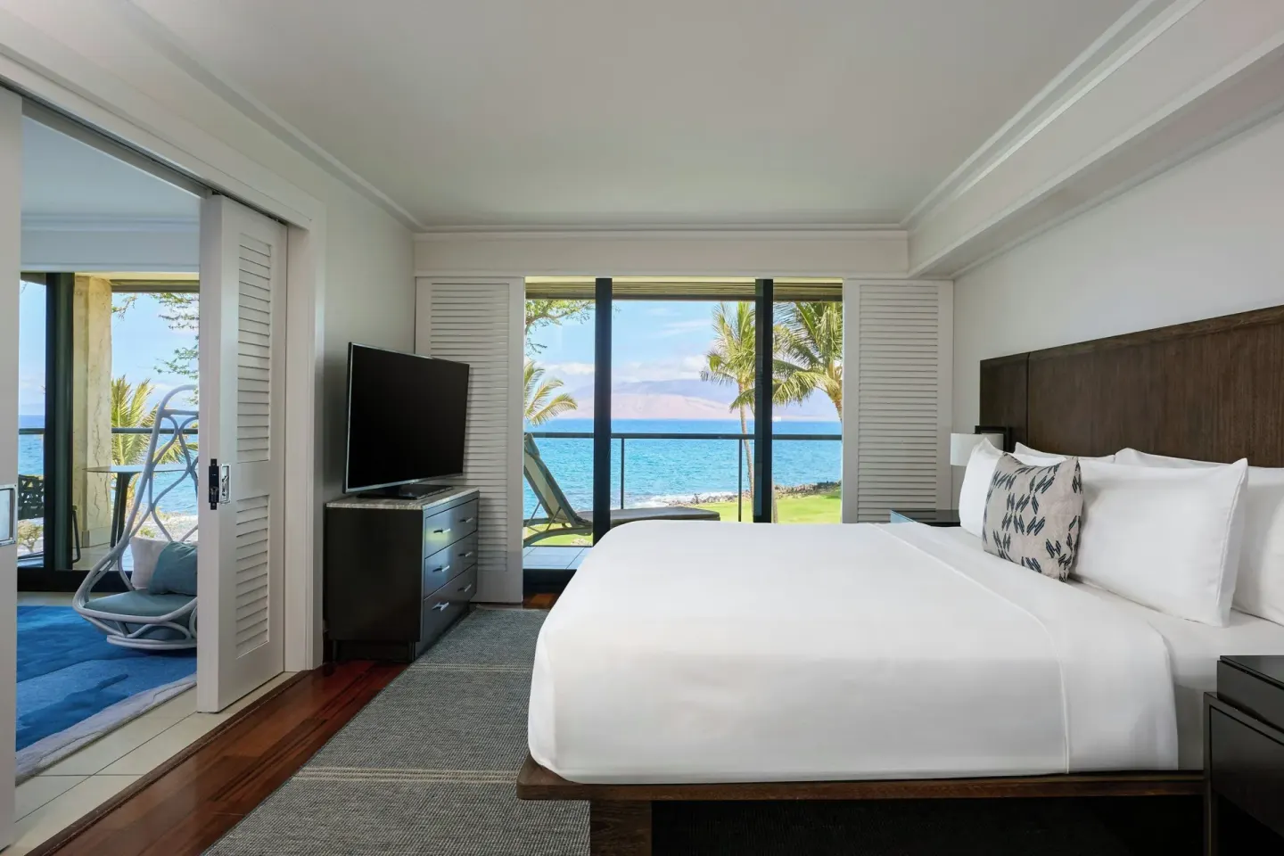 Oceanfront one-bedroom suite king bed at Wailea Beach Resort - Marriott, Maui with balcony ocean view.