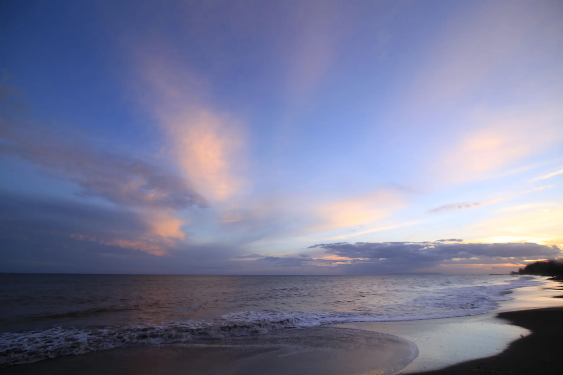 Sunset colors over the ocean and beach near Waimea Plantation Cottages.