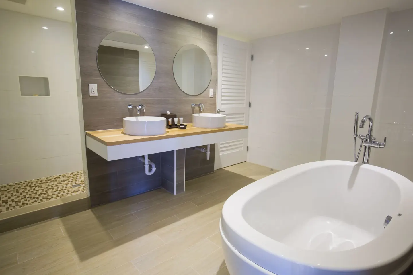 One Bedroom Harbourfront Suite bathroom at Warwick Paradise Island with tub, shower, and double vanity.