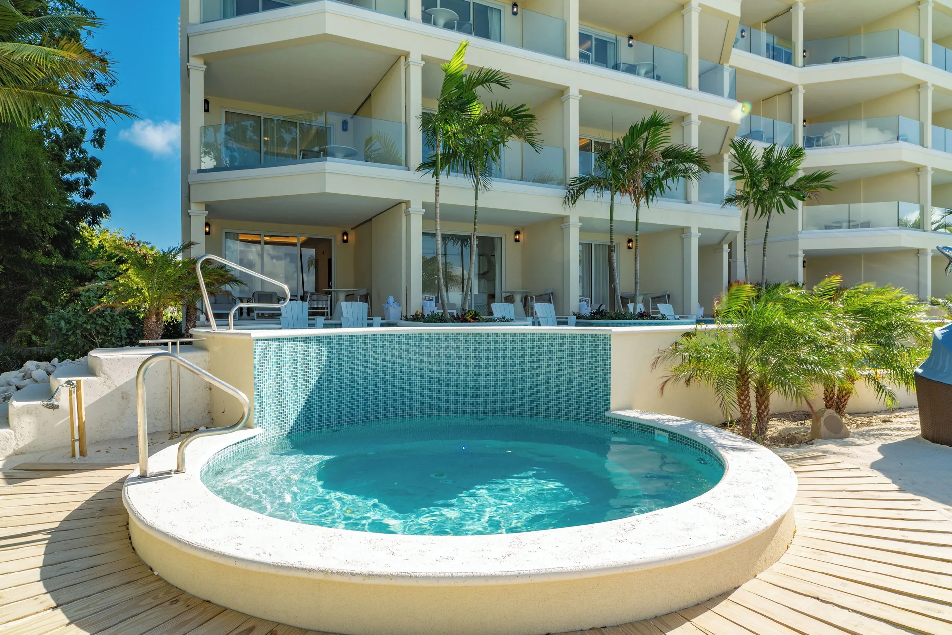 Round plunge pool beside beachfront balconies at Windsong on the Reef.